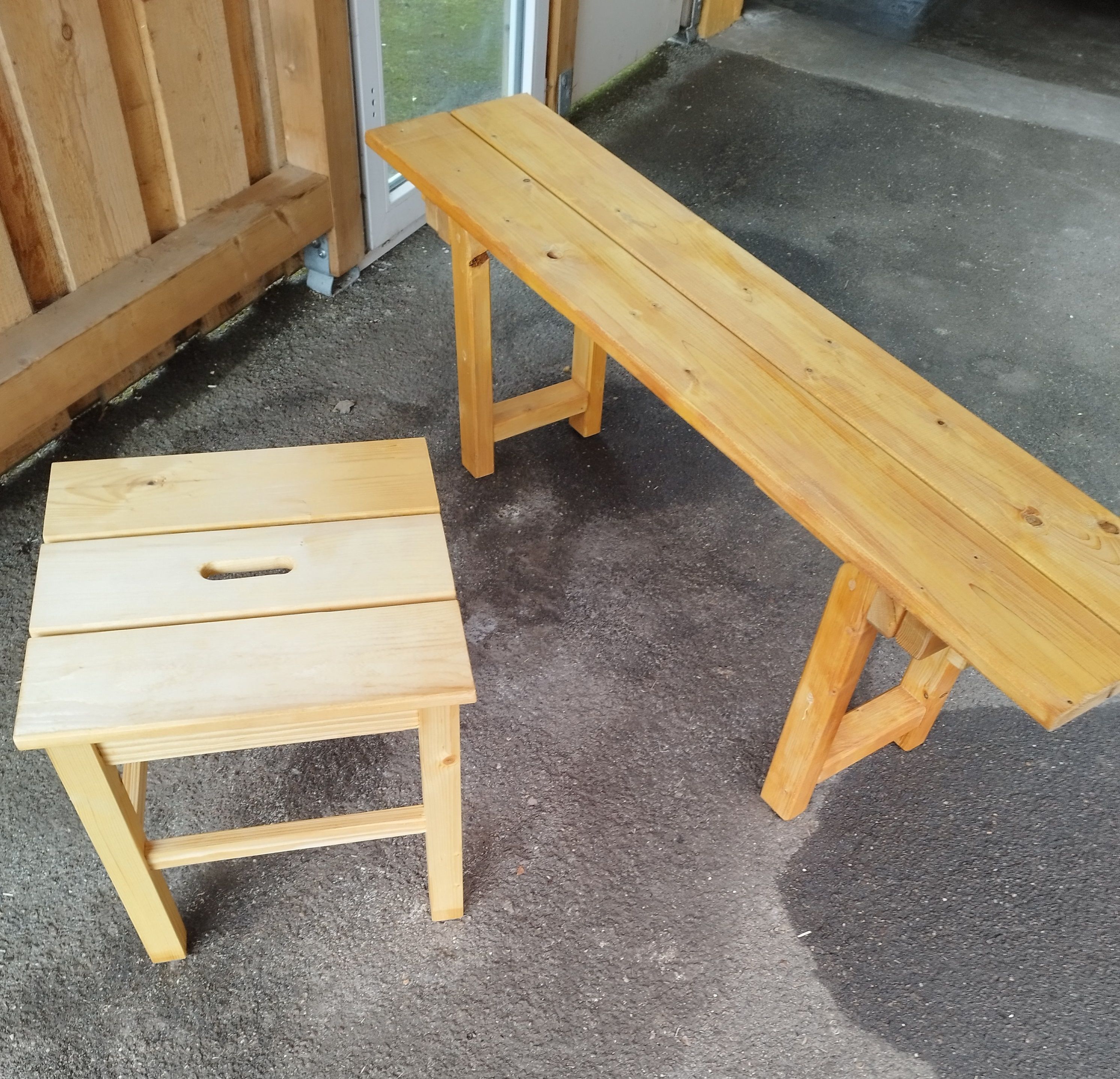 Hocker und Bank